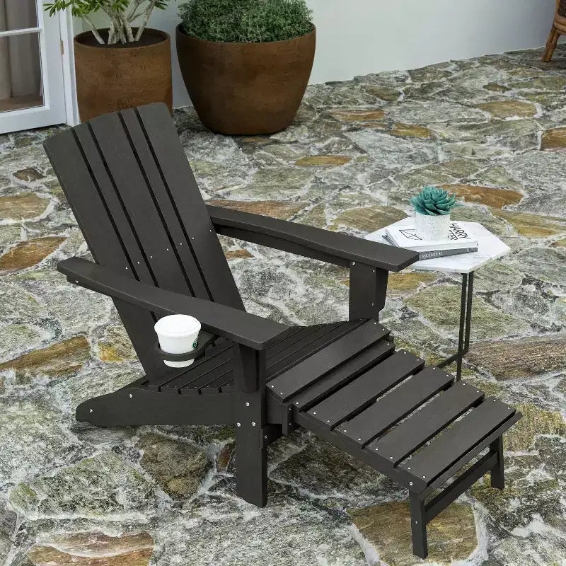 Poltrona Adirondack Merrick Lane in HDPE con portabicchieri e poggiapiedi estraibile, poltrona lounge per interni/esterni in HDPE per tutte le stagioni
