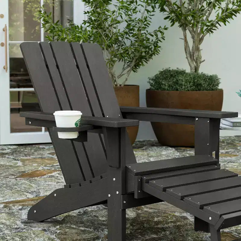 Poltrona Adirondack Merrick Lane in HDPE con portabicchieri e poggiapiedi estraibile, poltrona lounge per interni/esterni in HDPE per tutte le stagioni