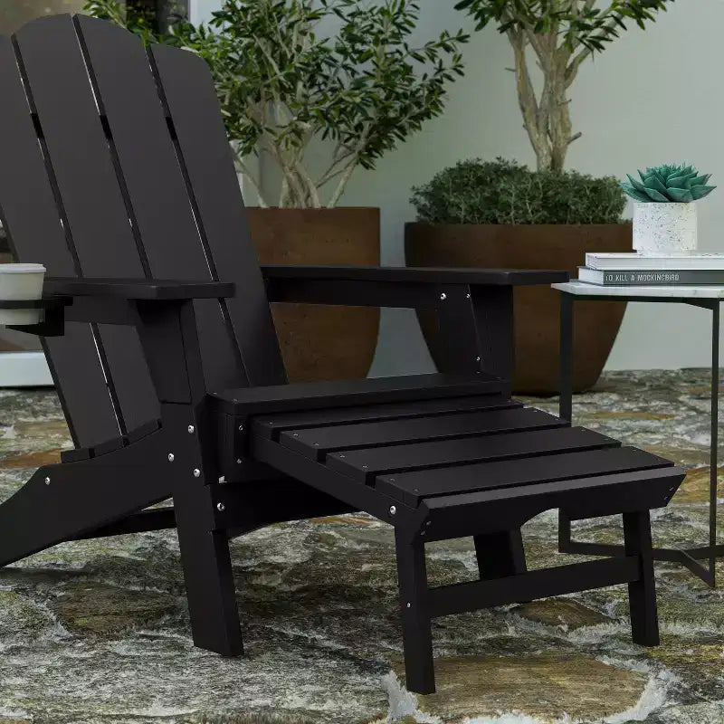 Poltrona Adirondack Merrick Lane in HDPE con portabicchieri e poggiapiedi estraibile, poltrona lounge per interni/esterni in HDPE per tutte le stagioni
