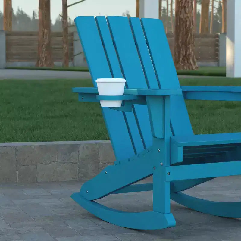 Poltrona a dondolo Adirondack Emma e Oliver con portabicchieri, poltrona a dondolo Adirondack in HDPE resistente alle intemperie