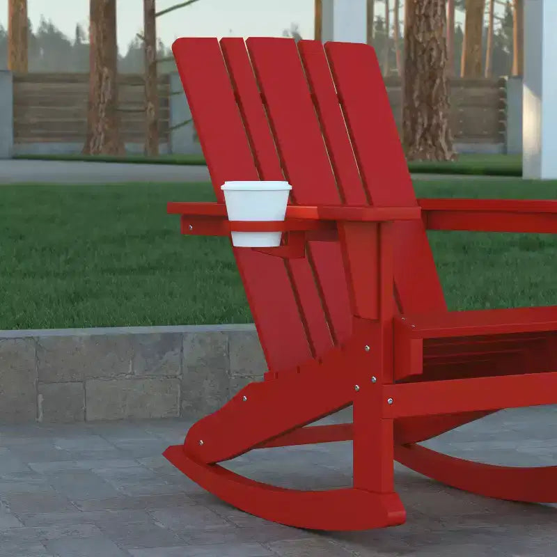 Poltrona a dondolo Adirondack Emma e Oliver con portabicchieri, poltrona a dondolo Adirondack in HDPE resistente alle intemperie
