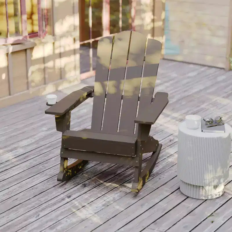 Sedia a dondolo Adirondack Newport di Flash Furniture con portabicchieri, sedia a dondolo Adirondack in HDPE resistente alle intemperie