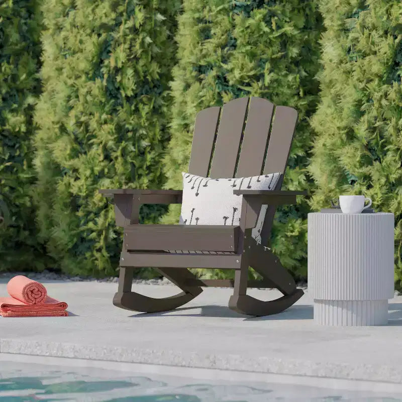 Sedia a dondolo Adirondack Newport di Flash Furniture con portabicchieri, sedia a dondolo Adirondack in HDPE resistente alle intemperie