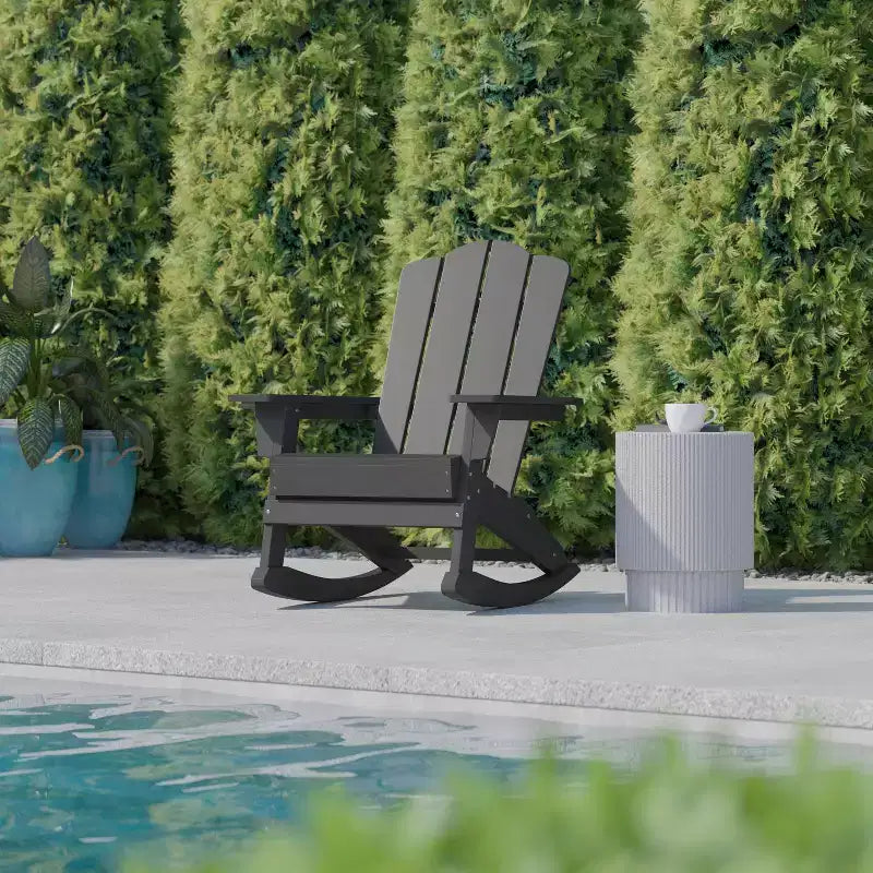Sedia a dondolo Adirondack Newport di Flash Furniture con portabicchieri, sedia a dondolo Adirondack in HDPE resistente alle intemperie