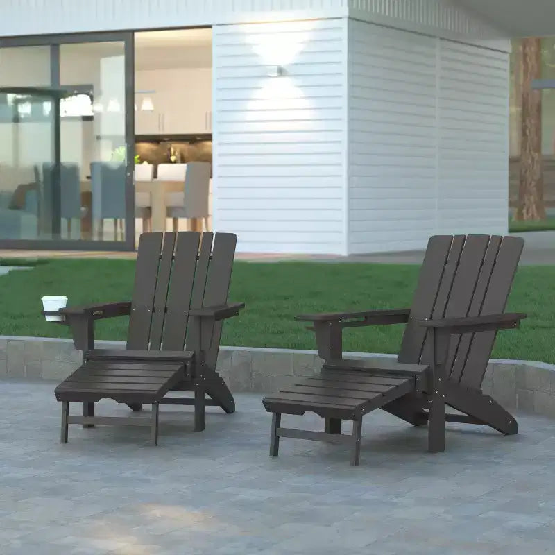 Set di 2 sedie Adirondack Emma e Oliver con portabicchieri e pouf estraibile, sedie a sdraio per interni/esterni in HDPE per tutte le stagioni
