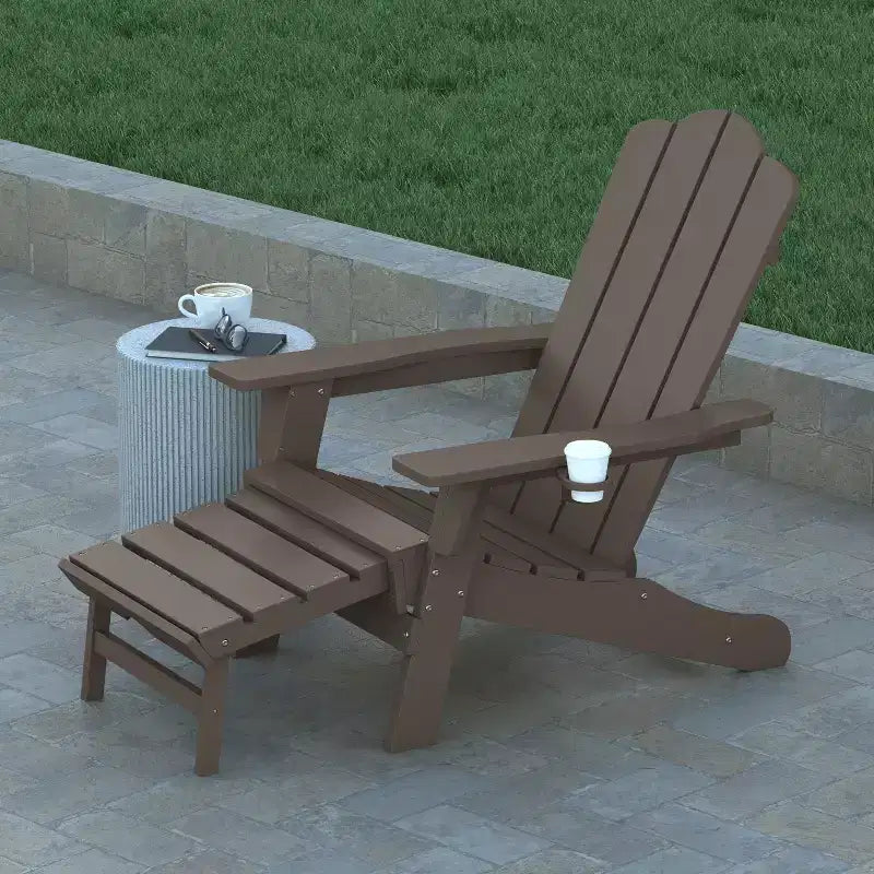 Sedia Adirondack Emma and Oliver con portabicchiere e pouf estraibile, sedia a sdraio per interni/esterni in HDPE per tutte le stagioni