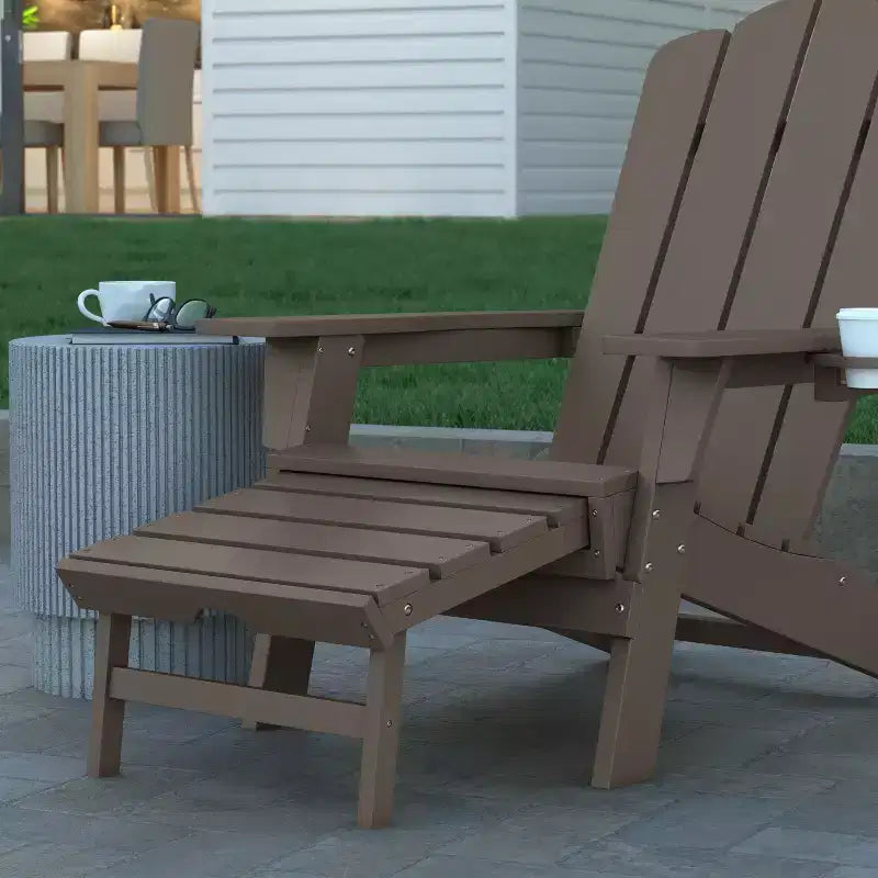 Sedia Adirondack Emma and Oliver con portabicchiere e pouf estraibile, sedia a sdraio per interni/esterni in HDPE per tutte le stagioni