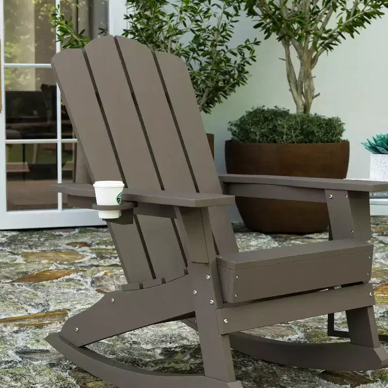 Merrick Lane Sedia a dondolo Adirondack con portabicchieri, sedia da interni/esterni in HDPE per tutte le stagioni