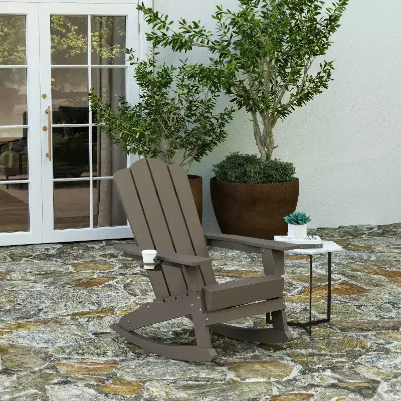 Merrick Lane Sedia a dondolo Adirondack con portabicchieri, sedia da interni/esterni in HDPE per tutte le stagioni
