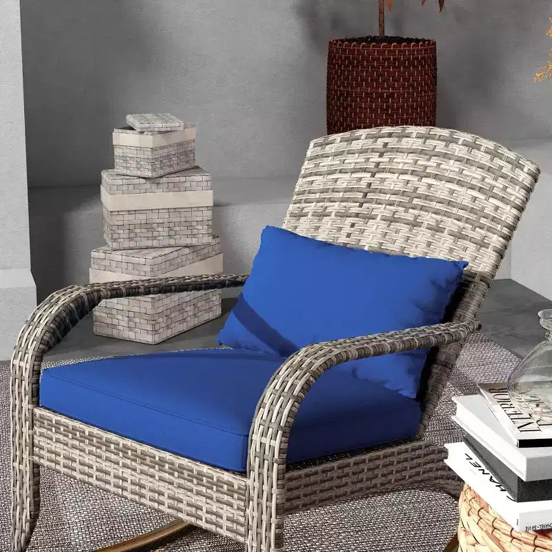Sedia a dondolo Adirondack in vimini da esterno Outsunny, sedia a dondolo da patio in rattan con schienale alto, cuscino del sedile e cuscino per portico, balcone