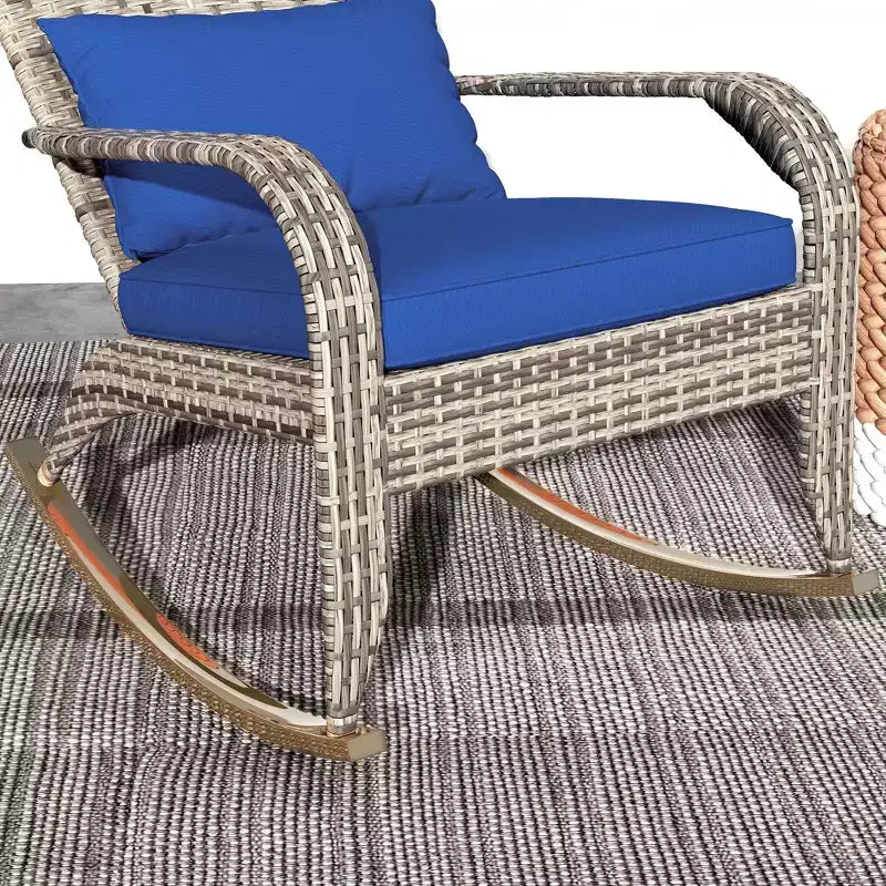 Sedia a dondolo Adirondack in vimini da esterno Outsunny, sedia a dondolo da patio in rattan con schienale alto, cuscino del sedile e cuscino per portico, balcone