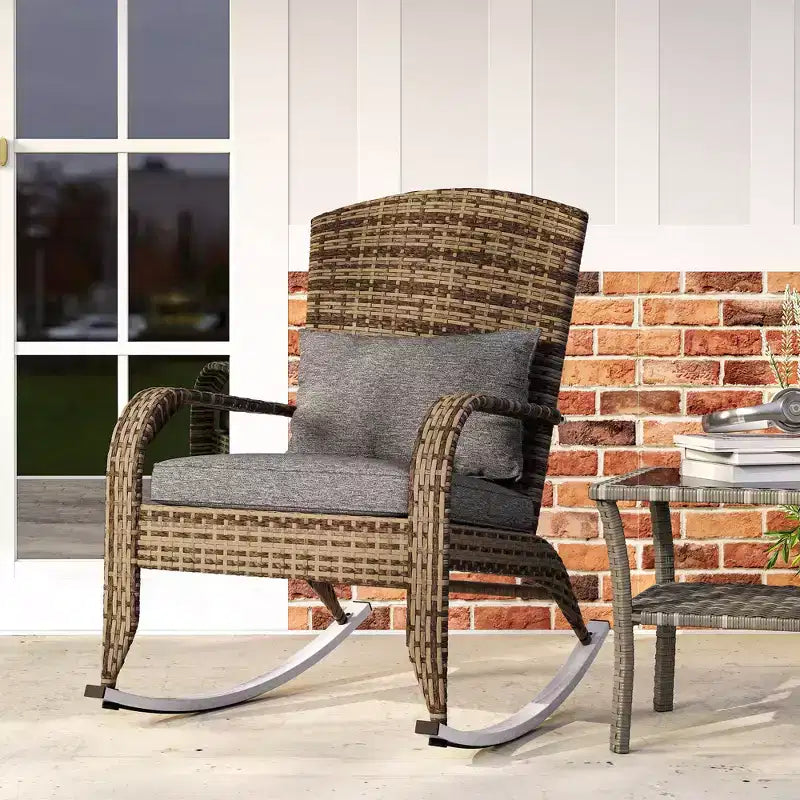 Sedia a dondolo Adirondack in vimini da esterno Outsunny, sedia a dondolo da patio in rattan con schienale alto, cuscino del sedile e cuscino per portico, balcone