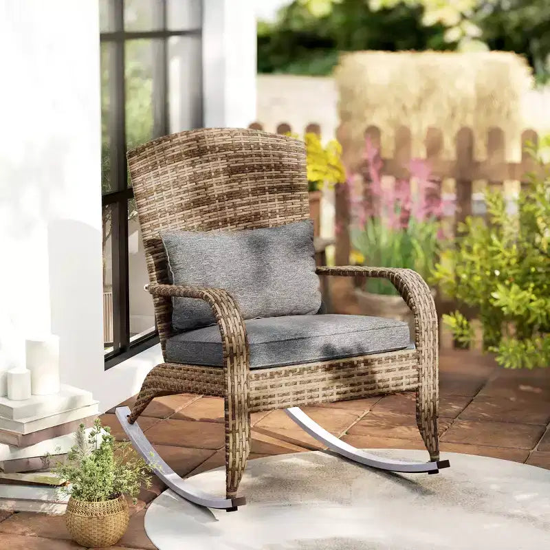 Sedia a dondolo Adirondack in vimini da esterno Outsunny, sedia a dondolo da patio in rattan con schienale alto, cuscino del sedile e cuscino per portico, balcone