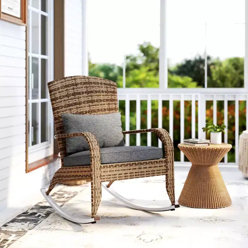 Sedia a dondolo Adirondack in vimini da esterno Outsunny, sedia a dondolo da patio in rattan con schienale alto, cuscino del sedile e cuscino per portico, balcone