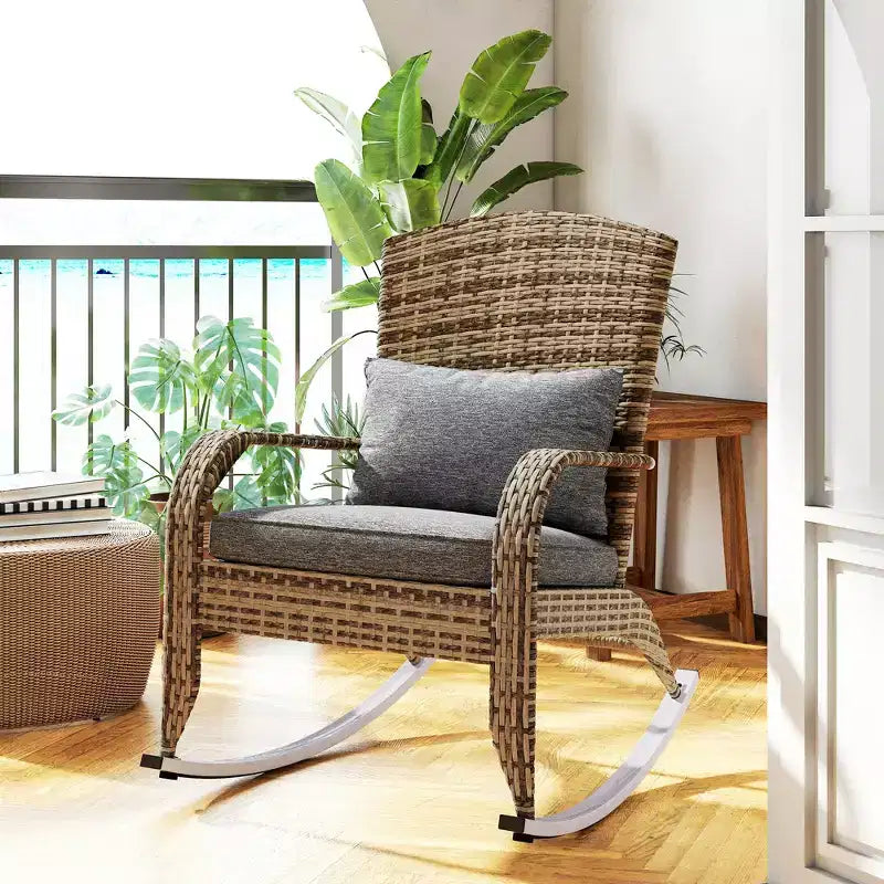 Sedia a dondolo Adirondack in vimini da esterno Outsunny, sedia a dondolo da patio in rattan con schienale alto, cuscino del sedile e cuscino per portico, balcone
