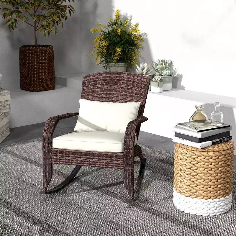 Sedia a dondolo Adirondack in vimini da esterno Outsunny, sedia a dondolo da patio in rattan con schienale alto, cuscino del sedile e cuscino per portico, balcone