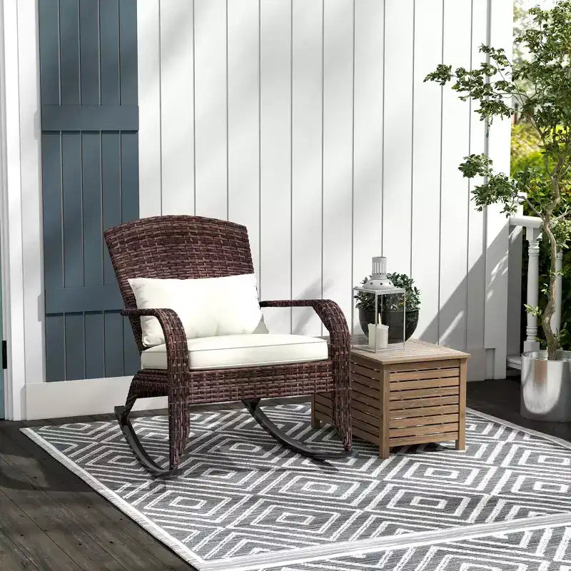 Sedia a dondolo Adirondack in vimini da esterno Outsunny, sedia a dondolo da patio in rattan con schienale alto, cuscino del sedile e cuscino per portico, balcone