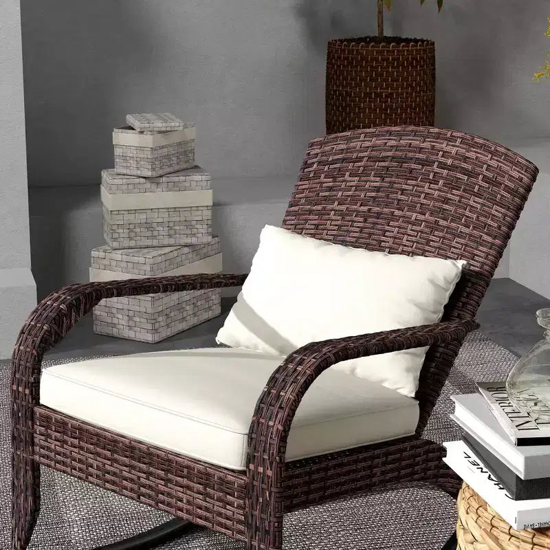 Sedia a dondolo Adirondack in vimini da esterno Outsunny, sedia a dondolo da patio in rattan con schienale alto, cuscino del sedile e cuscino per portico, balcone