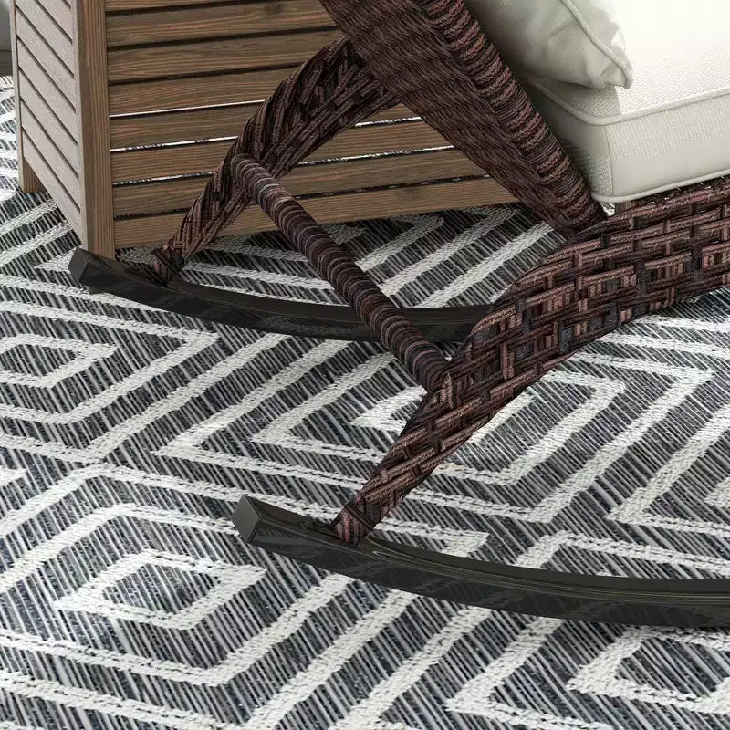 Sedia a dondolo Adirondack in vimini da esterno Outsunny, sedia a dondolo da patio in rattan con schienale alto, cuscino del sedile e cuscino per portico, balcone