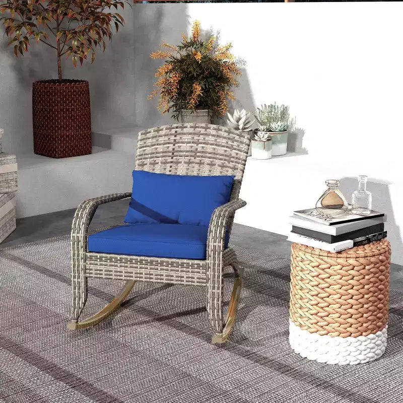 Sedia a dondolo Adirondack in vimini da esterno Outsunny, sedia a dondolo da patio in rattan con schienale alto, cuscino del sedile e cuscino per portico, balcone