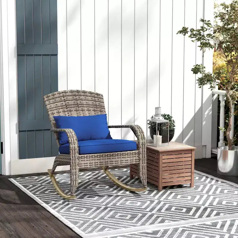 Sedia a dondolo Adirondack in vimini da esterno Outsunny, sedia a dondolo da patio in rattan con schienale alto, cuscino del sedile e cuscino per portico, balcone