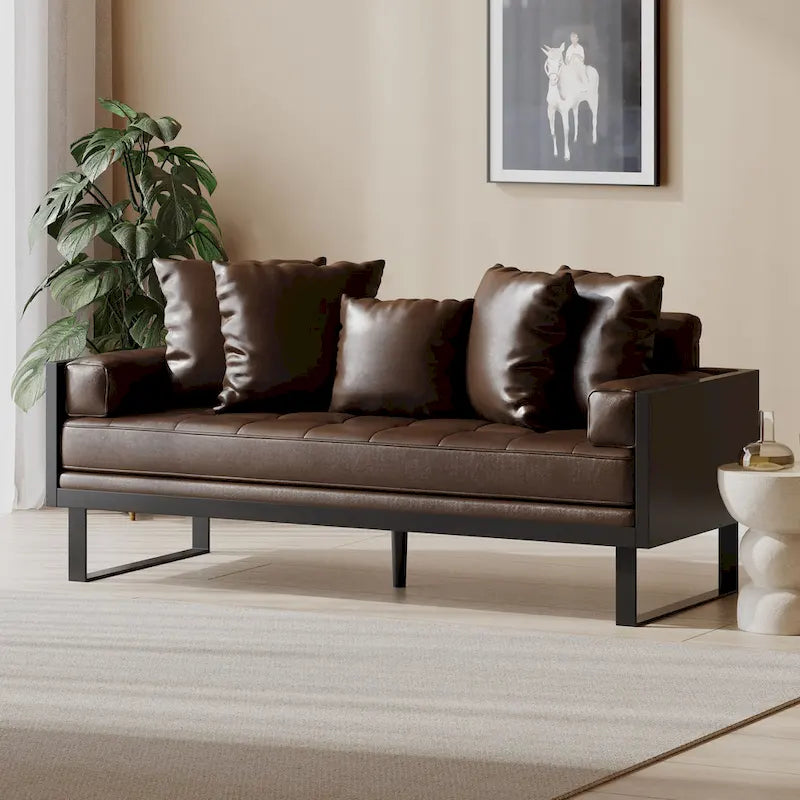 Divanetto oversize imbottito in ecopelle Gilmans con cuscini decorativi di Christopher Knight Home
