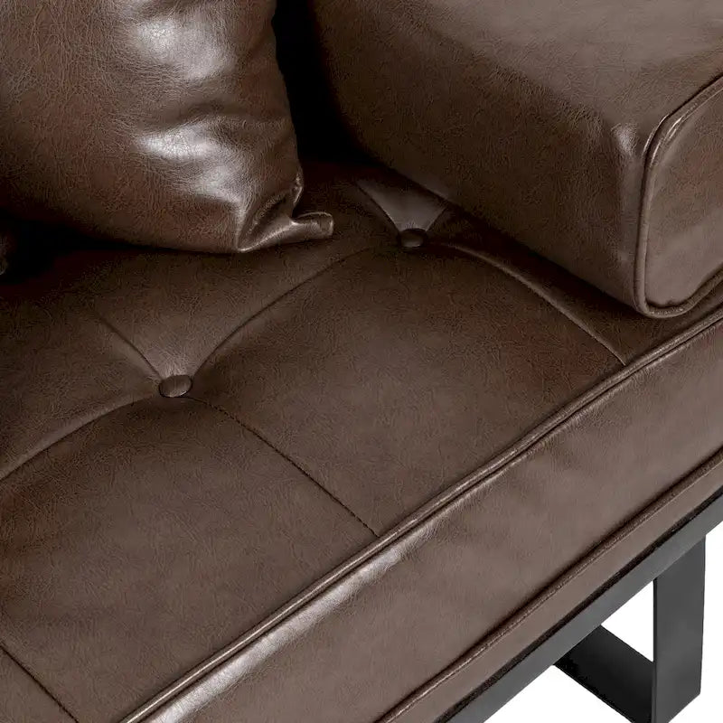 Divanetto oversize imbottito in ecopelle Gilmans con cuscini decorativi di Christopher Knight Home