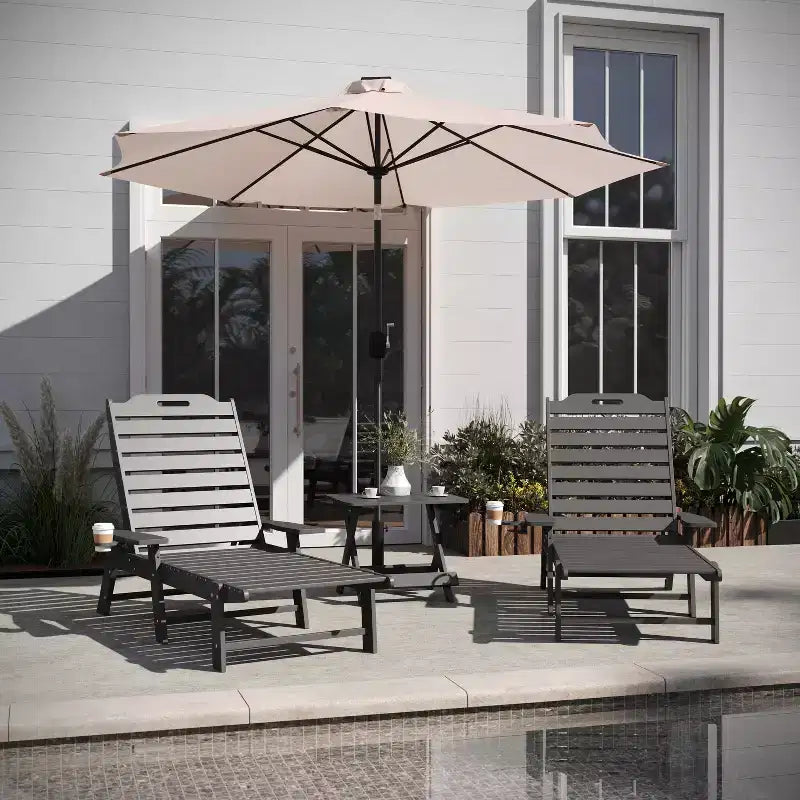 Flash Furniture Monterey Set Adirondack Commerciale 3 Pezzi per Interni/Esterni con 2 Lettini Reclinabili in HDPE con Portabicchieri e Tavolino Pieghevole