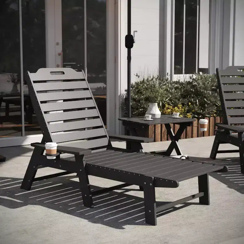 Flash Furniture Monterey Set Adirondack Commerciale 3 Pezzi per Interni/Esterni con 2 Lettini Reclinabili in HDPE con Portabicchieri e Tavolino Pieghevole