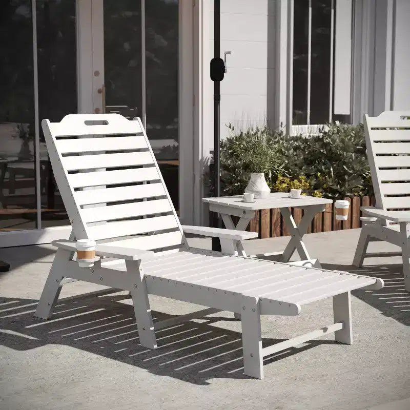 Flash Furniture Monterey Set Adirondack Commerciale 3 Pezzi per Interni/Esterni con 2 Lettini Reclinabili in HDPE con Portabicchieri e Tavolino Pieghevole