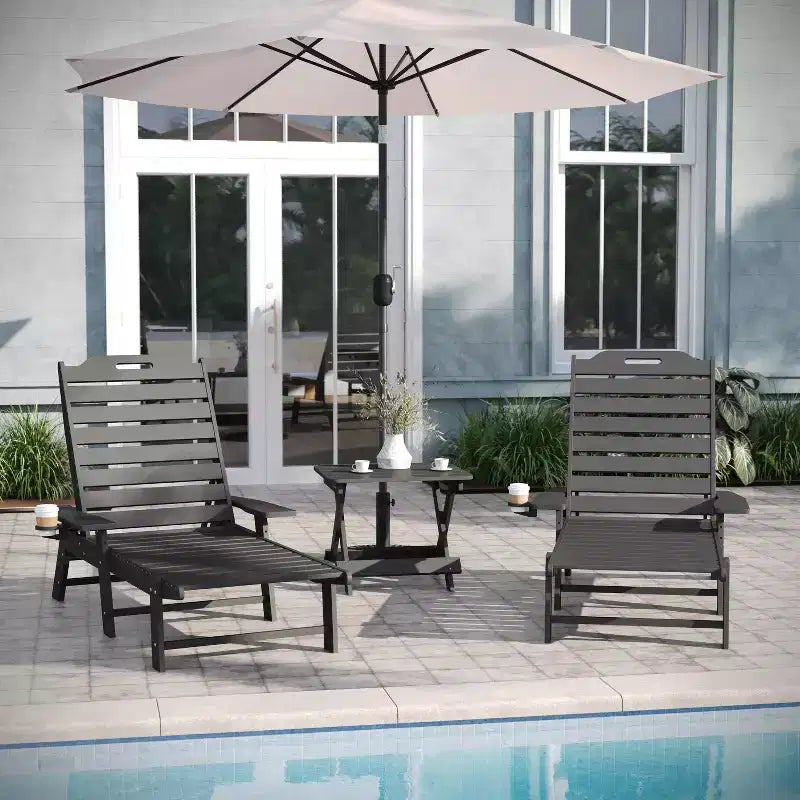 Emma and Oliver Set 3 Pezzi per Interni/Esterni con 2 Lettini Adirondack Regolabili in Poliresina con Portabicchieri Girevoli e Tavolino Pieghevole