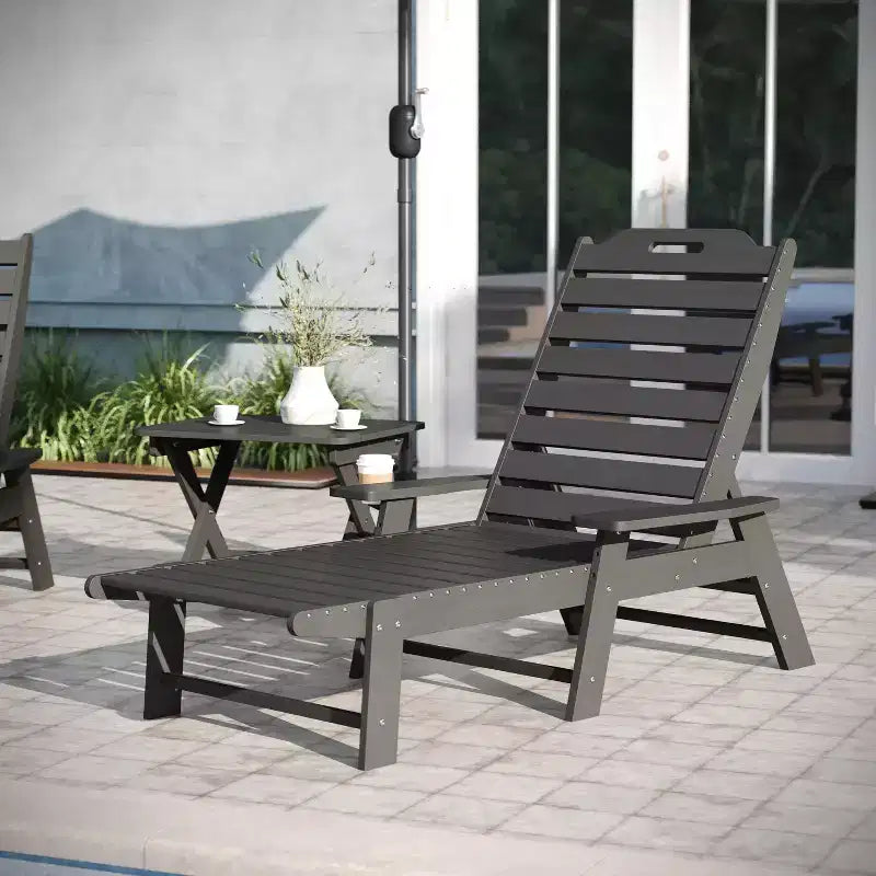 Emma and Oliver Set 3 Pezzi per Interni/Esterni con 2 Lettini Adirondack Regolabili in Poliresina con Portabicchieri Girevoli e Tavolino Pieghevole