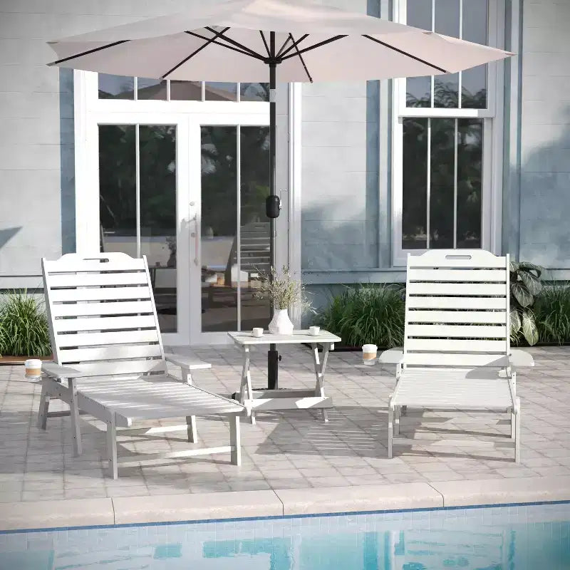 Emma and Oliver Set 3 Pezzi per Interni/Esterni con 2 Lettini Adirondack Regolabili in Poliresina con Portabicchieri Girevoli e Tavolino Pieghevole