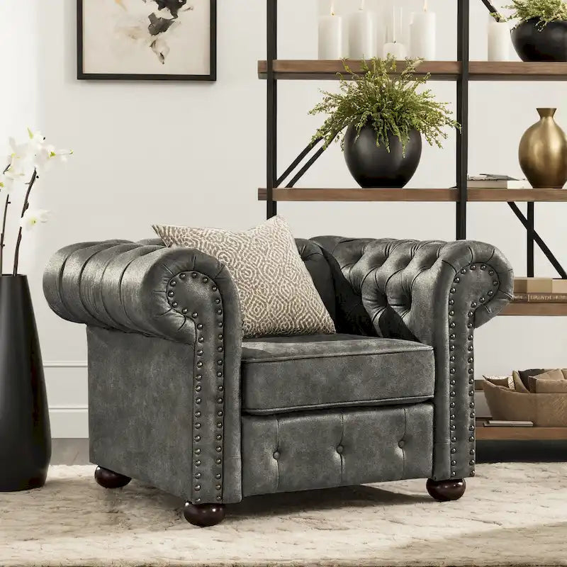 Poltrona Chesterfield con braccioli arricciati, trapuntata, modello Gdansk