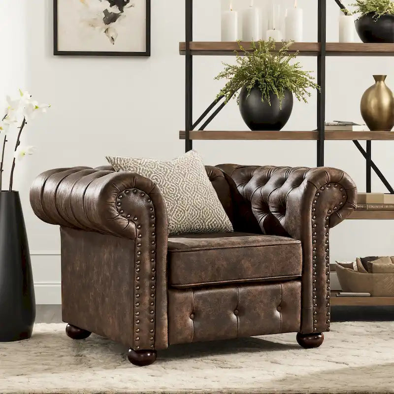 Poltrona Chesterfield con braccioli arricciati, trapuntata, modello Gdansk