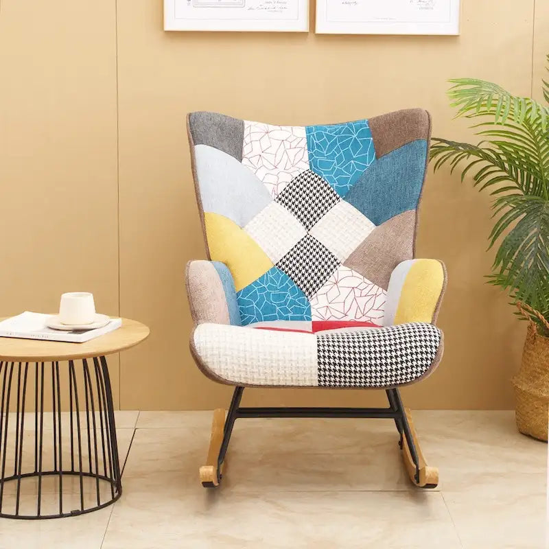 Poltrona a dondolo Mid-Century in tessuto con gambe in legno e lino patchwork
