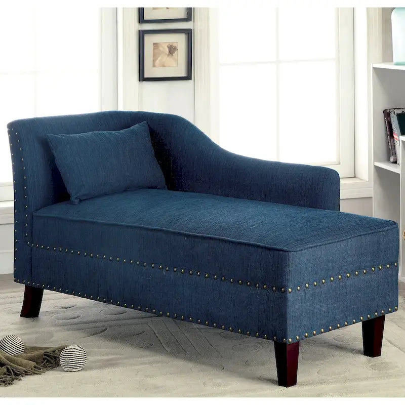Chaise longue Sing imbottita in tessuto transizionale con borchie, di Furniture of America