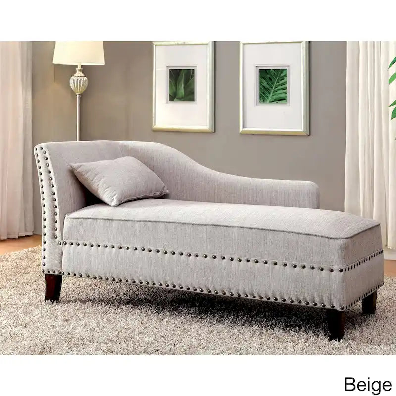Chaise longue Sing imbottita in tessuto transizionale con borchie, di Furniture of America