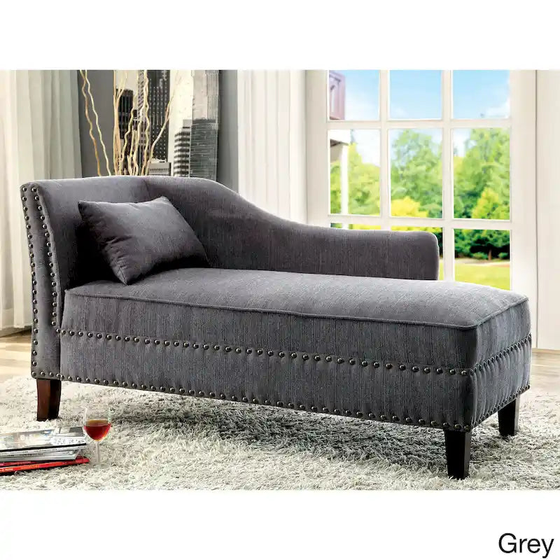 Chaise longue Sing imbottita in tessuto transizionale con borchie, di Furniture of America