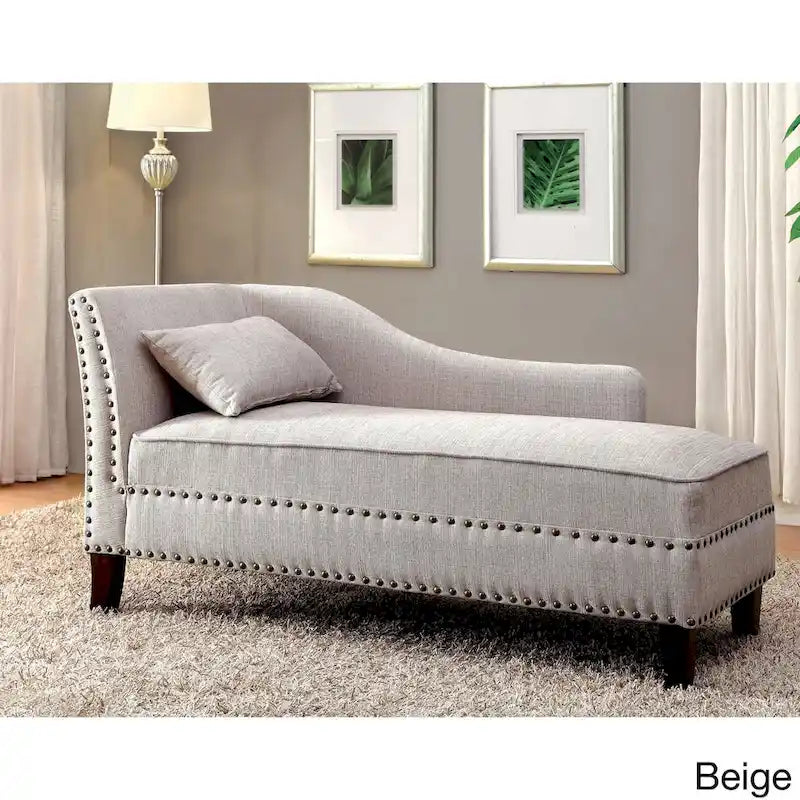 Chaise longue Sing imbottita in tessuto transizionale con borchie, di Furniture of America