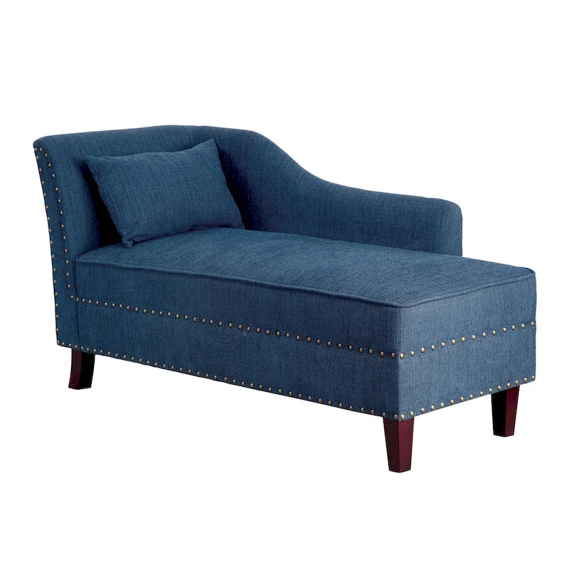 Chaise longue Sing imbottita in tessuto transizionale con borchie, di Furniture of America