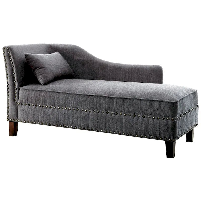 Chaise longue Sing imbottita in tessuto transizionale con borchie, di Furniture of America