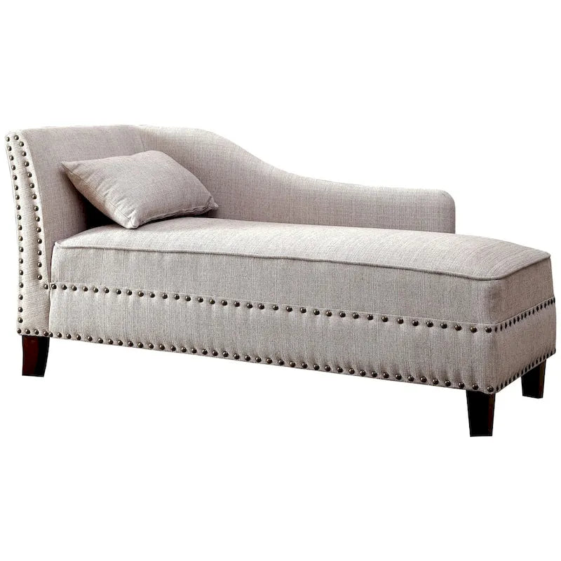 Chaise longue Sing imbottita in tessuto transizionale con borchie, di Furniture of America