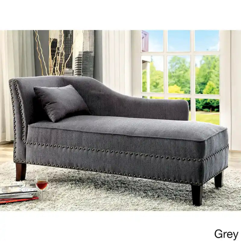 Chaise longue Sing imbottita in tessuto transizionale con borchie, di Furniture of America