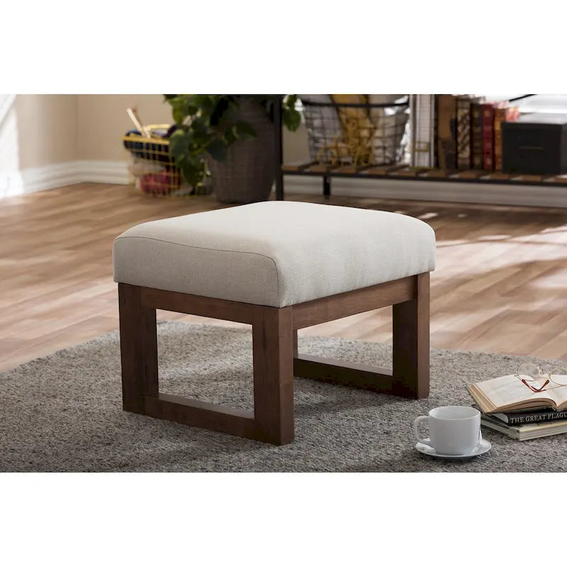 Sgabello poggiapiedi imbottito Carson Carrington Honningsvag beige chiaro in stile moderno metà secolo