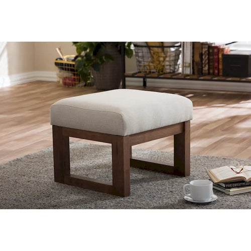 Sgabello poggiapiedi imbottito Carson Carrington Honningsvag beige chiaro in stile moderno metà secolo