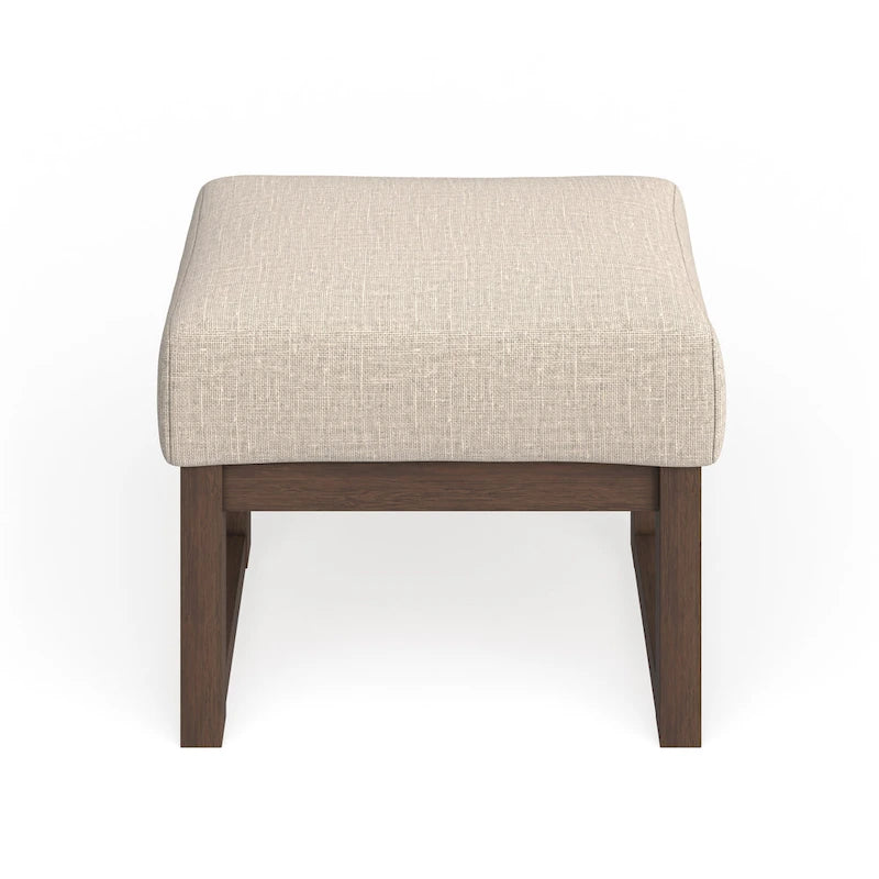 Sgabello poggiapiedi imbottito Carson Carrington Honningsvag beige chiaro in stile moderno metà secolo