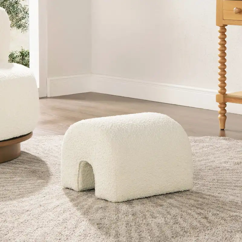 Pouf poggiapiedi arcuato rivestito in finto sherpa Bridge 16 Boucle