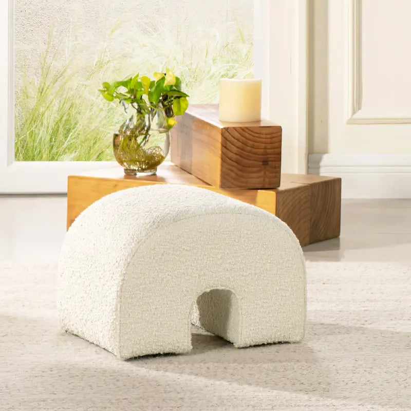 Pouf poggiapiedi arcuato rivestito in finto sherpa Bridge 16 Boucle