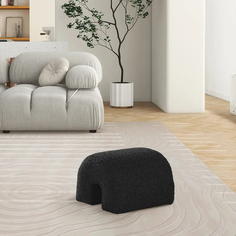 Pouf poggiapiedi arcuato rivestito in finto sherpa Bridge 16 Boucle